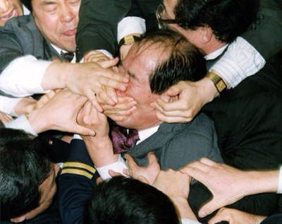 닥쳐 입닫아 입물어 정치인 말하지마 닥쳐라 입닫쳐 입입입 입막아 싸움 말못하게 입막고 싸우는 모습 국회의원 개판