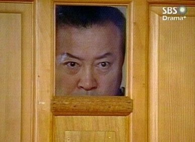 지켜보고있다 감시 히번뜩 희번뜩