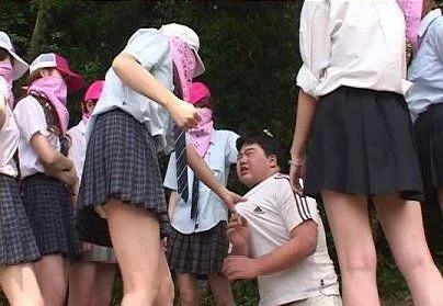당하는 덕후 여고생 깡패 집단 구타 다구리 다굴 찌질한 찌질 남자 오덕 오덕후