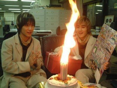 생일 케이크 축하 활활 불타는 장면 케잌 생일빵 생일축하 촛불 초대형 초