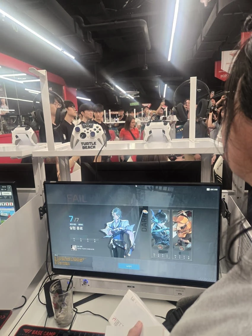 PC방에서 게임하는데 젠슨황과 페이커가 옴