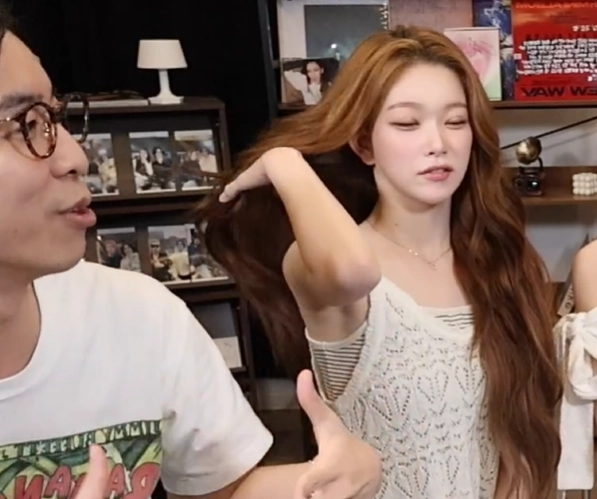 인방) 츠키 겨드랑이 보고 다리꼬는 룩삼