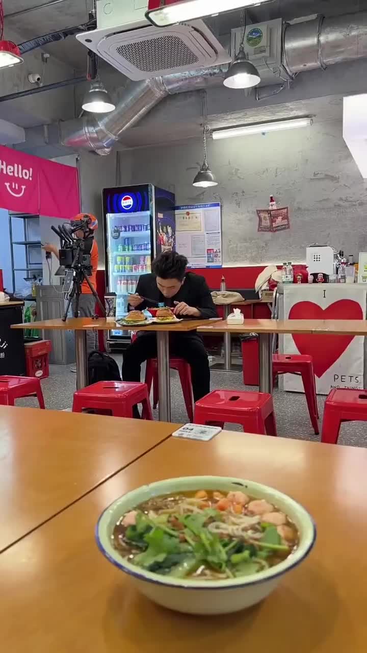 햄버거와 탕면을 먹다 갑자기 달리기하는 중국인.mp4