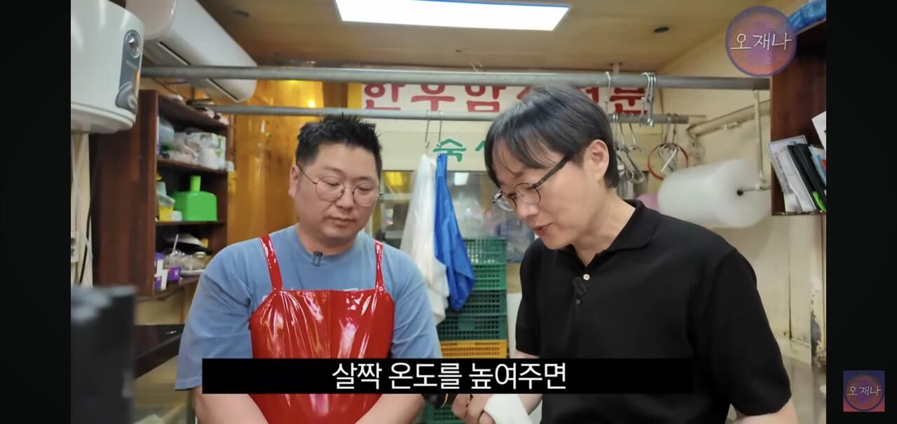 햄 슬라이셔로 대패삼겹살을 썰어보았다는 김재환 피디