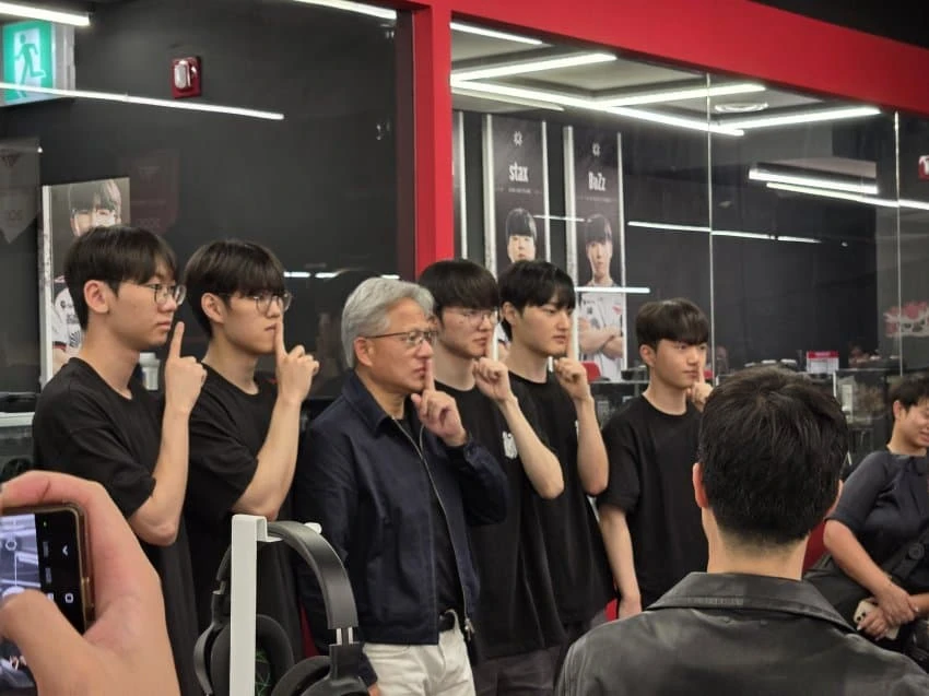 PC방에서 게임하는데 젠슨황과 페이커가 옴