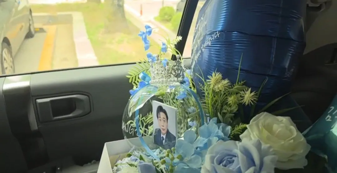 배우 김수현 여성팬한테 꽃 선물받은 장사의신 은현장 ㅋㅋ
