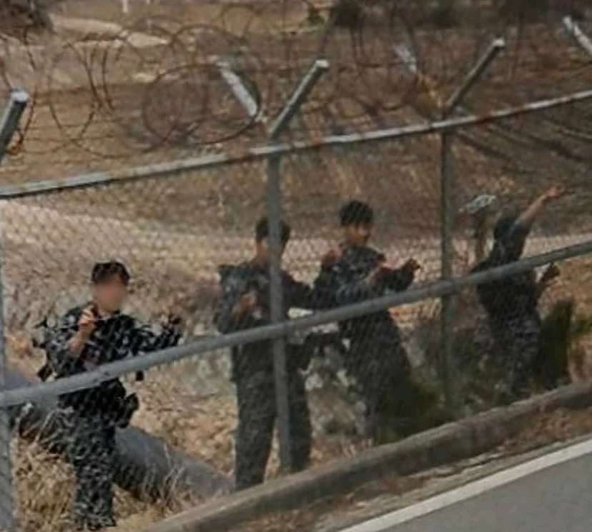 로드뷰에 이상한 군인들이 찍혀있다고 함